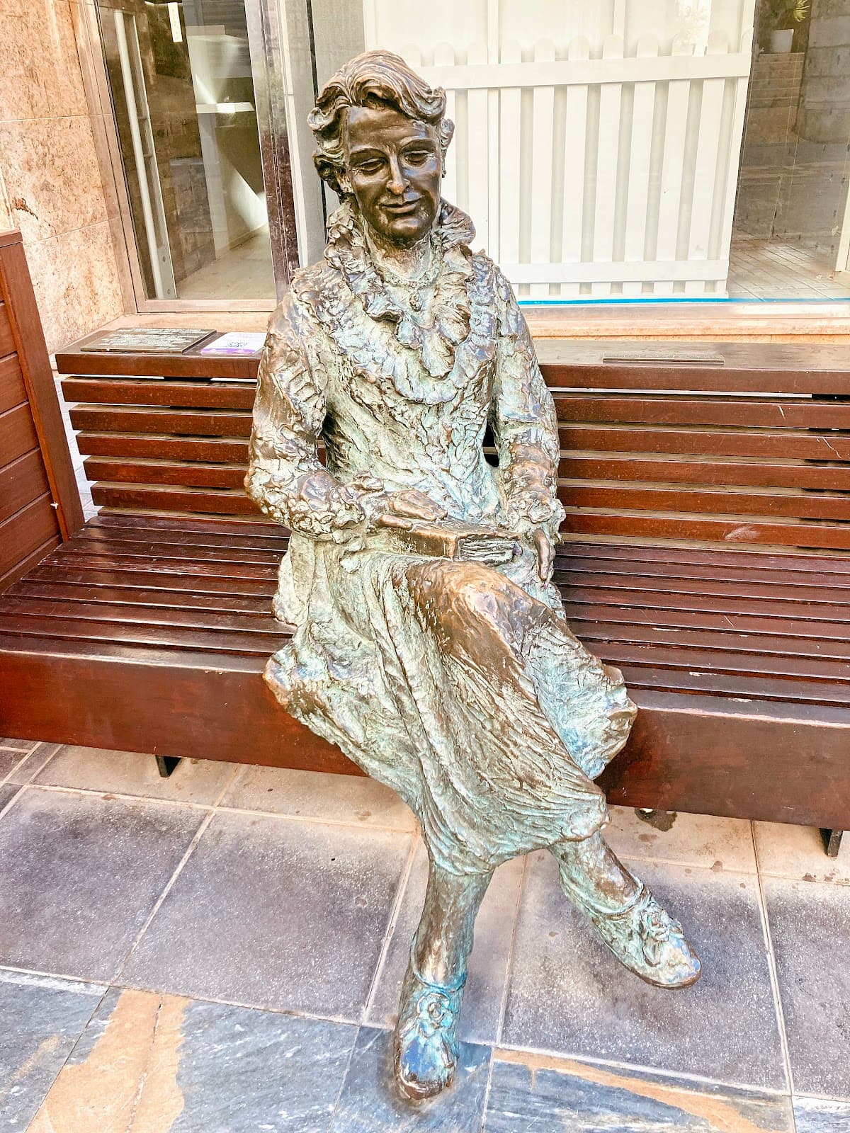 Monumento a Carmen Conde