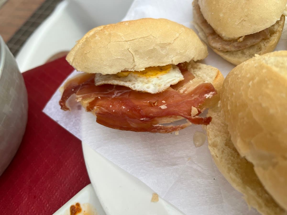 Cafetería Tapería La Esquinica 3